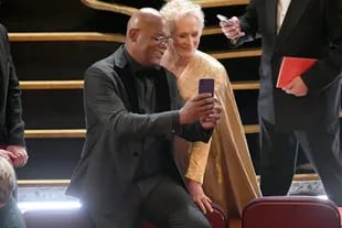 Momento selfie: Samuel L. Jackson y Glenn Close, durante un impasse de la ceremonia, aprovecharon para sacarse una foto