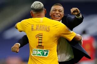 El abrazo de Keylor Navas, que atajó un penal clave, y Mbappé, que no pudo jugar por una lesión