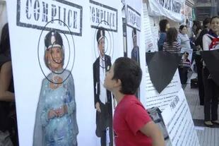 Durante el denominado "juicio ético" organizado por el kirchnerismo en Plaza de Mayo en 2010, niños eran incentivados a escupir sobre imágenes de periodistas y figuras de los medios