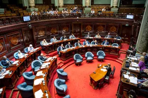 Protestas, desalojo y tensión en el Senado uruguayo por el debate sobre la reforma jubilatoria
