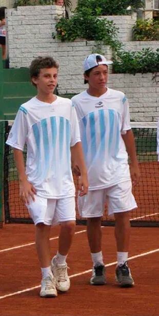 Juan Manuel Cerúndolo y Sebastián Báez, clasificados para el Masters de la Nueva Generación, compartiendo el equipo argentino en el Sudamericano Sub 14 de Brasil, en 2014. 