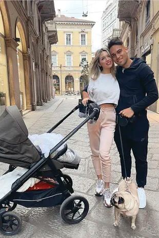 En una instantánea familiar con Lautaro –que juega en el Inter desde 2018–, Nina y Alma, su perra de raza Pug, durante un paseo por Milán. 