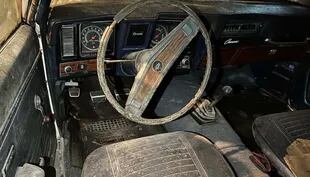 El interior del Camaro estaba bastante deteriorado por el paso del tiempo