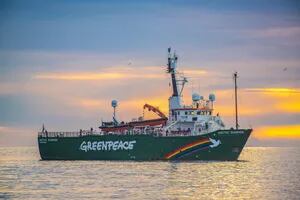 Llega a Buenos Aires el rompehielos de Greenpeace, en una campaña contra la pesca ilegal