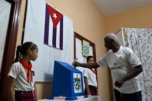 Sin partidos, sin campañas y con lista única, los cubanos renuevan el Parlamento del régimen