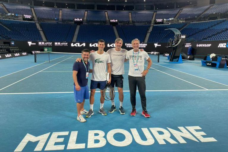 Tras ser liberado, Novak Djokovic y su equipo desembarcaron en el Rod Laver Arena