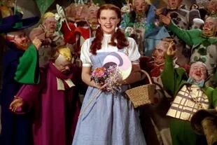 Judy Garland y el vestido cuadrillé en El mago de Oz