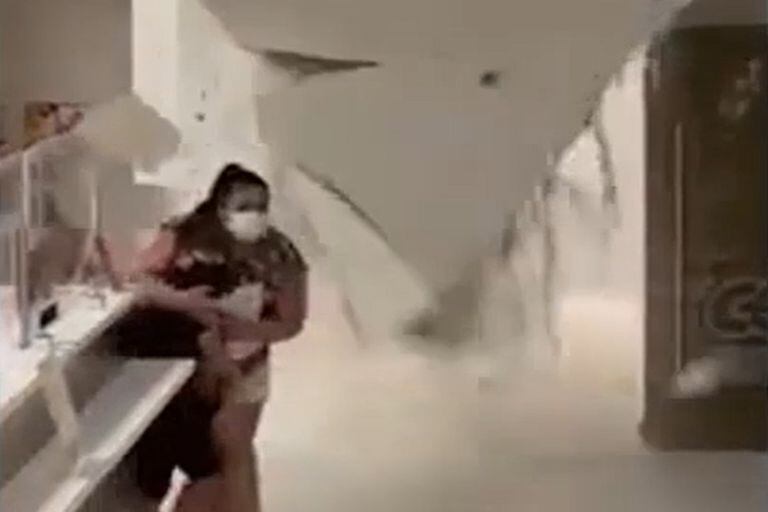 El dramático momento en que colapsó el techo del Sanatorio de Niños de Rosario