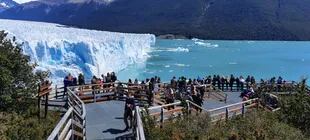 El buen clima y los largos días de verano convocan al turismo a las pasarelas del glaciar Perito Moreno