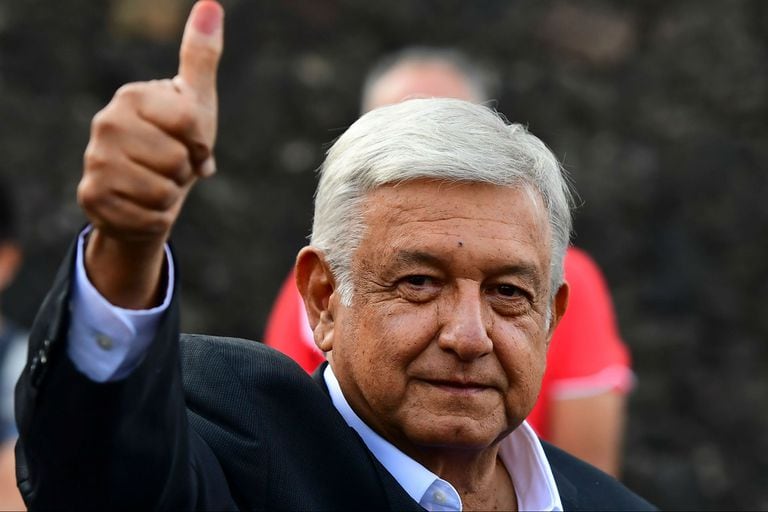 De acuerdo con las primeras encuestas, sacaba una amplia ventaja sobre Ricardo Anaya, del derechista Partido de Acción Nacional (PAN)
