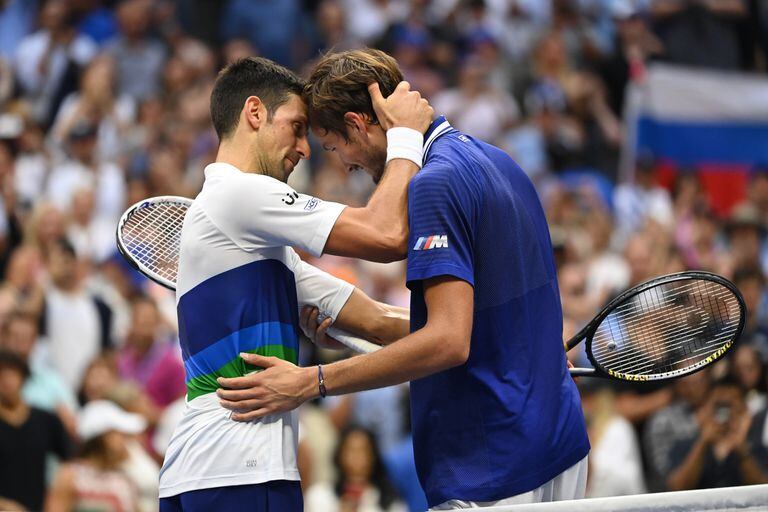 Titanes: Novak Djokovic, frustrado en su búsqueda del Grand Slam calendario, felicitando al ruso Daniil Medvedev, campeón del US Open 2021.