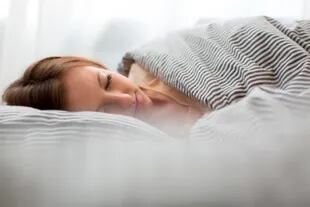 Dormir de costado, bajar de peso y usar protector bucal son algunas de las soluciones a los ronquidos leves