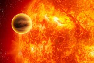 El gigante gaseoso, 51 Pegasi b, fue el primer exoplaneta confirmado alrededor de una estrella similar al sol. Tiene aproximadamente la mitad de la masa de Júpiter y orbita su estrella cada cuatro días