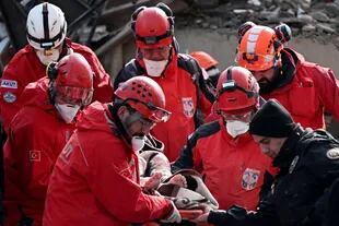 El personal de rescate recupera un cadáver de entre los escombros de los edificios derrumbados en Kahramanmaras, cerca del epicentro del terremoto, el día después de que un seísmo de magnitud 7,8 sacudiera el sureste del país, el 7 de febrero de 2023. 