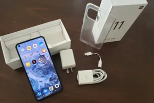El Xiaomi Mi 11 Lite 5G trae el cargador en la caja, además de una funda y un adaptador para auriculares con conexión miniplug