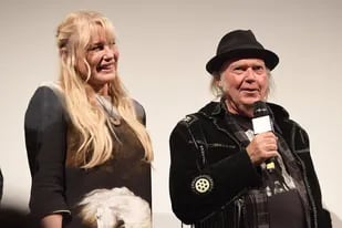 Daryl Hannah y Neil Young se conocieron y enamoraron en 2014, se casaron en 2018 y se mantienen juntos como pareja y como socios en su activismo por el medio ambiente