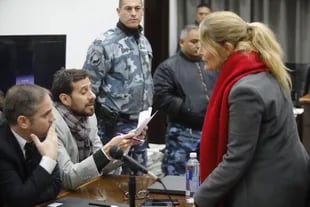 Los fiscales Andrés Quintana y Federico González hablan con Raquel Pérez Iglesias, la abogada de Nicolás Pachelo