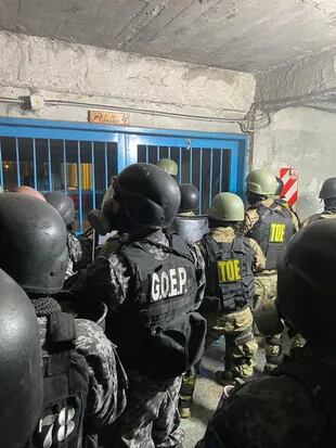 Encabezadas por el ministro Marcelo Sain, tropas especiales de la policía y el Servicio Penitenciario de Santa Fe recuperaron el control del penal de Las Flores