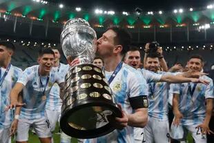 Lionel Messi besa la Copa América