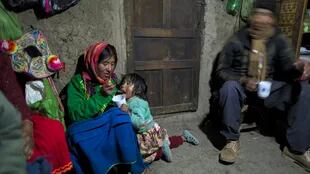 María Ávila alimenta a su hija Shomara en la casa de adobe de su familia en Coata, una aldea en el costado del lago Titicaca, en la región de Puno, Perú. Avila se enojó mientras hablaba de la contaminación del lago. "Mis antepasados han vivido aquí más de 500 años. Nunca han pasado por estas cosas "