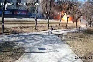 El momento de la explosión de un misil ruso que mató a civiles en Kiev
