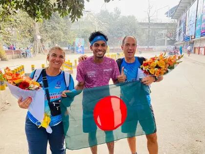 Sebastián, su esposa Carolina y un maratonista bangladeshí después de una carrera
Foto: Gentileza Sebastián Gubia