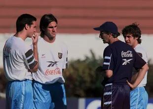 Febrero de 2000: selección argentina preolímpica. José Pekerman habla. Lionel Scaloni, Gullermo Pereyra y Pablo Aimar escuchan con atención