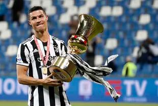 El portugués Cristiano Ronaldo festeja con la Copa Italia, conquistada por la Juventus el miércoles 19 de mayo de 2021, en la final ante el Atalanta, en Reggio Emilia (AP Foto/Antonio Calanni)