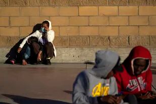 Personas que solicitaron asilo en Estados Unidos aguardan noticias sobre los cambios a las políticas en la frontera, el 19 de febrero de 2021, en Tijuana, México. (AP Foto/Gregory Bull)