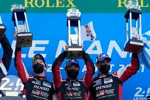 El trofeo individual, el recuerdo eterno para Mike Conway, Kamui Kobayashi y José María Pechito López, ganadores de las 24 Horas de Le Mans 2021