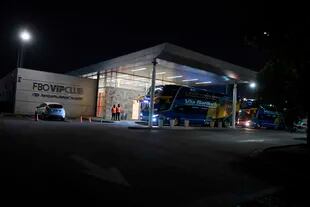 El ómnibus de Boca espera en Ezeiza a la delegación que pasó la noche en una comisaría de Belo Horizonte.
