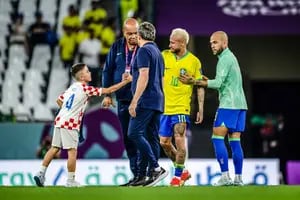 El emotivo momento en que el hijo de Perisic consuela a Neymar tras la eliminación de Brasil
