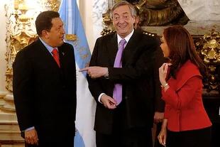 Hugo Chávez durante una visita a la Argentina fue recibido por Néstor y Cristina Kirchner en la Rosada