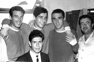 1965, con Bernao y Savoy, el Chivo Pavoni sin bigote y con su pelo, en el vestuario de Independiente