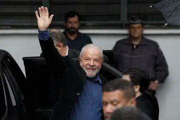 El expresidente brasileño Luiz Inácio Lula da Silva, quien vuelve a postularse para presidente, saluda a su llegada a un colegio electoral para votar en las elecciones generales en Sao Paulo, Brasil, el domingo 2 de octubre de 2022