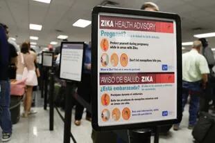 El aeropuerto de Atlanta advierte sobre la amenaza del Zika. Foto de AP/Mike Stewart