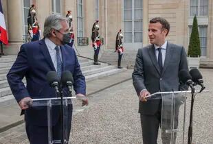 El presidente Alberto Fernández y su par francés Emmanuel Macron en la última reunión que mantuvieron en el Palacio del Elíseo en París. (AP Foto/Michel Euler)
