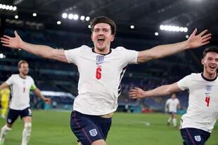 El zaguero Harry Maguire festeja su gol frente a Ucrania