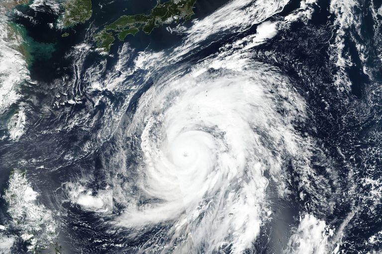 Una imagen satelital provista por la NASA muestra la potencia del tifón Hagibis cerca de la isla de Guam y en camino hacia Japón, con vientos de hasta 270 kilómetros por hora y lluvias torrenciales