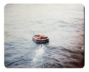 Rescate de balsa con náufragos del hundimiento del ARA General Belgrano. El buzo Daniel Aguirre se acerca a la balsa para poder acercarla al buque Bahía Paraiso y posobilitar el rescate (3 de mayo de 1982)