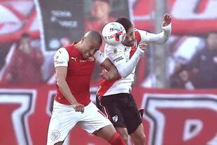 Benegas y Paulo Díaz saltan en busca de la pelota