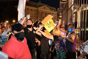 Algunas personas continuaron la manifestación hacia la noche frente a la Casa Rosada