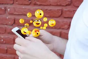Los emojis, los stickers y los memes parecen haber tomado el control de la comunicación en las redes sociales y en los chats para marcar el pulso de los días como parte de una nueva gestualidad que llama a repensar cómo la tecnología impacta en el lenguaje.