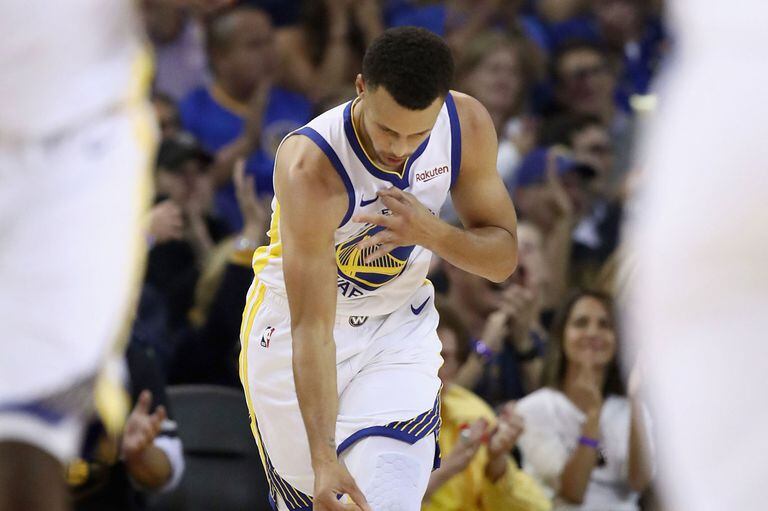 La exhibición de Stephen Curry en la NBA: 32 puntos, cinco triples y un baile