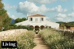 El arquitecto argentino Luis Laplace, exitoso en el mundo entero, nos muestra su finca en Menorca