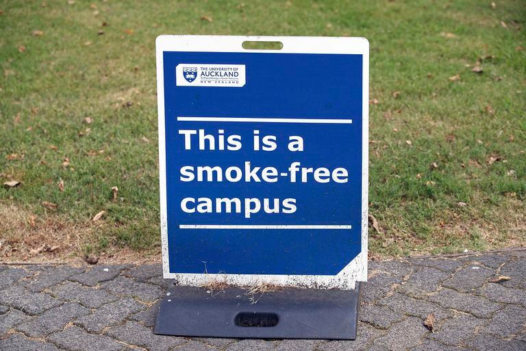 Un cartel en la Universidad de Aukland que indica que el campus es libre de humo