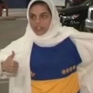 Una mujer saudí se abre la túnica y exhibe, orgullosa, la camiseta de Boca Juniors