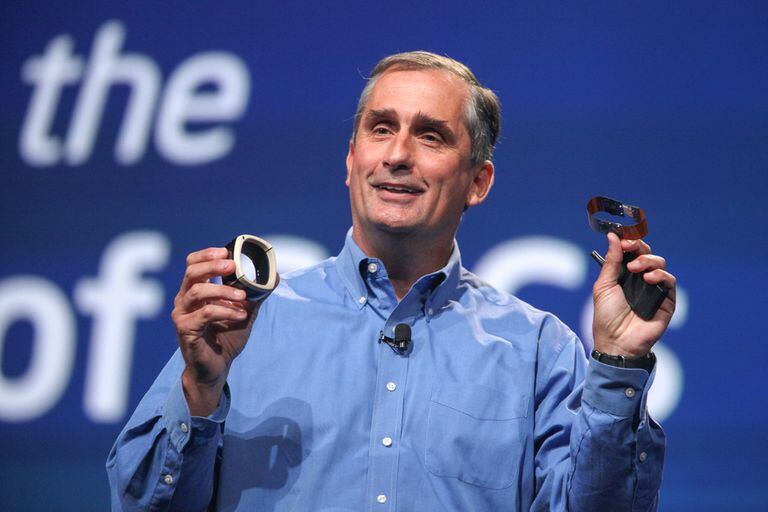 Brian Krzanich, CEO de Intel, mostrando prototipo de la informática para vestir