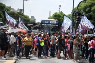 Piqueteros bloquearon el paso del Metrobus en la Avenida 9 de Julio