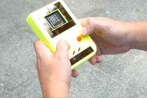 Sin pilas: crean un Game Boy libre de baterías que funciona con energía solar